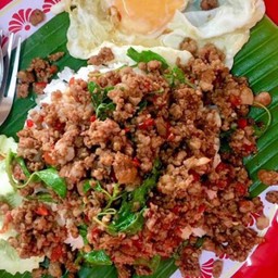 กระเพราเนื้อราดข้าว