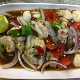 ยำหอยนางรม กุ้งสด ไข่แดง น้ำปลาร้า