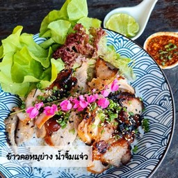 ข้าวหน้าคอหมูย่าง น้ำจิ้มแจ่ว