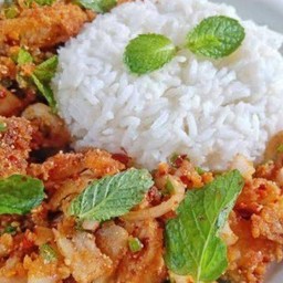 ข้าวยำไก่กรอบ