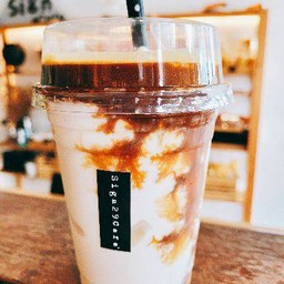 มะพร้าวนมสดปั่น ท้อปกาแฟ