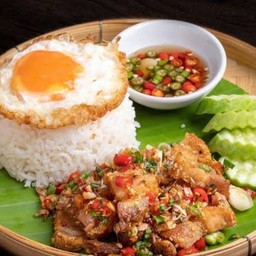 หมูกรอบผัดพริกเกลือราดข้าว