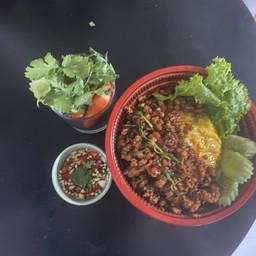 กระเพราหมูราดข้าว