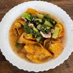 เกี๊ยวกรอบราดหน้า