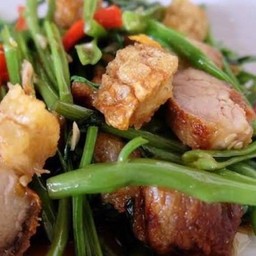 ข้าวหมูสามชั้นทอดผัดผักบุ้ง