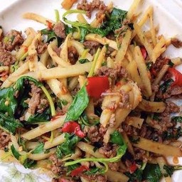 กระเพราหมูคั่วหน่อไม้ดอง