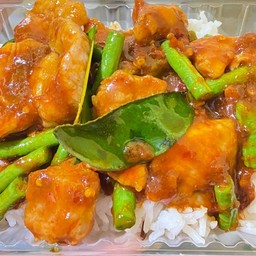 ผัดพริกแกงหมูชิ้น ( ราดข้าว )