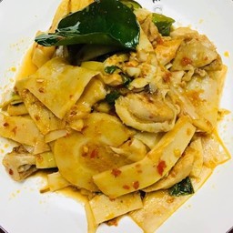 ข้าวหน้าผัดพริกแกงใต้หน่อไม้ดองใส่ไก่
