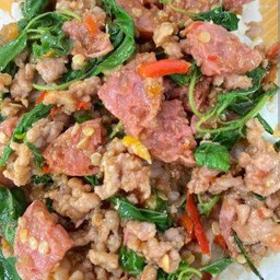 กระเพราแหนมหมูสับ ราดข้าว