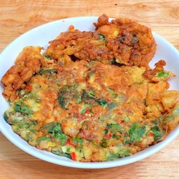 ข้าว ไข่เจียวใบกะเพราพริกสด