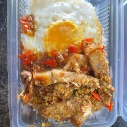 หมูแดง-หมูกรอบ-กะเพรา -