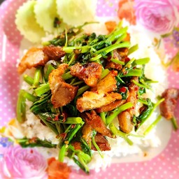 ผัดผักบุ้งหมูกรอบราดข้าว