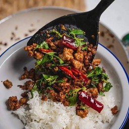 ข้าวกระเพราหมูสับ/หมูชิ้น คั่วพริกแห้ง