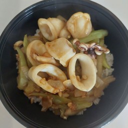 ข้าวหอมมะลิราดผัดพริกหยวกปลาหมึก