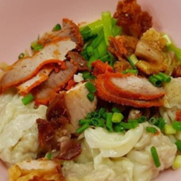 เกี๊ยวกุ้งหมูแดงหมูกรอบ