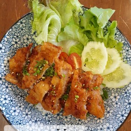 ข้าวหมูทอด น้ำจิ้มแจ่ว