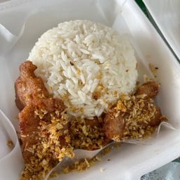 ข้าวหมูทอดกระเทียม