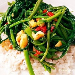 ผัดผักบุ้งราดข้าว