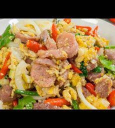 แหนมผัดไข่ราดข้าว