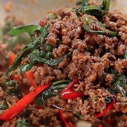 ข้าวกระเพราเนื้อโคขุนคั่วพริกแห้ง