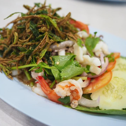 ยำผักบุ้งกรอบ