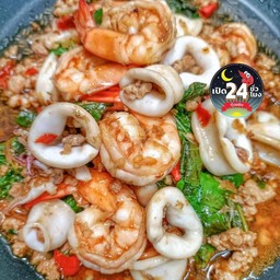 กระเพรารวม (กุ้ง-หมึก-หมูสับ) เป็นกับ