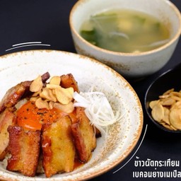 ข้าวผัดกระเทียมเบคอนย่าง