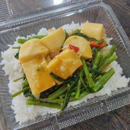 ผัดผักบุ้งเต้าหู้ไข่ มังสวิรัติ