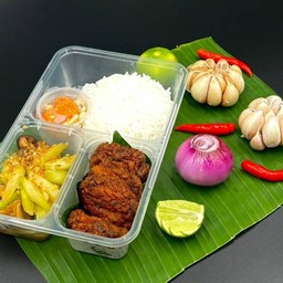 เมนูข้าวกล่อง ข้าวสวยกับทอดมันปลากรายและคะน้าน้ำมันหอย