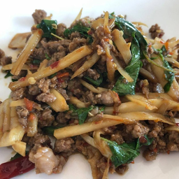 กะเพราหมูสับหน่อไม้ดอง