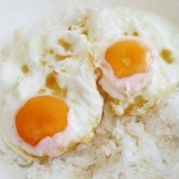 ข้าวไข่ดาว 2 ฟอง มีน้ำปลาพริกมะนาว