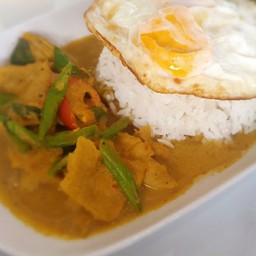 ข้าวเครื่องแกงหมู,ทะเล,หมูกรอบ