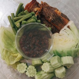 น้ำพริกเผาหมูสับ+ชุดผัก+ปลาทอด