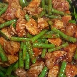 ไก่ผัดพริกแกง (กับข้าว)