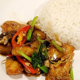 ข้าวราดปลากระพงผัดขึ้นฉ่าย