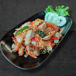 มาม่าผัดขี้เมาหมูกรอบ