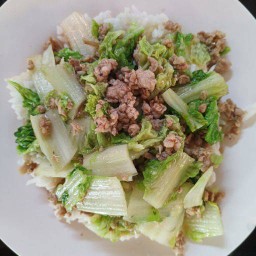 ผัดลุ้ยหมูสับน้ำมันหอยราดข้าว
