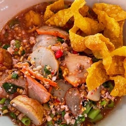 อริสราก๋วยเตี๋ยวหมูน้ำตก เย็นตาโฟต้มยำรสเด็ด ตึกส้มหน้าค่าย พล.11
