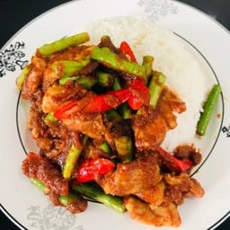 ผัดพริกแกงถั่วหมูราดข้าว