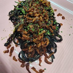 สปาเก็ตตี้ซอสหมึกดำเบคอนกรอบ