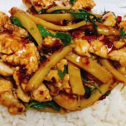 ผัดกระเพราไก่ใส่หน่อไม้ราดข้าว
