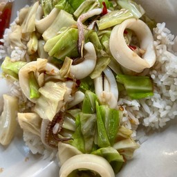กะหล่ำปลาหมึก ราดข้าว