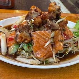 ตำแซลมอนหมูกรอบ