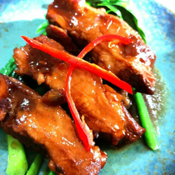 ซี่โครงหมูอบซอสโบราณกับข้าว