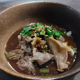 [อร่อยซ่ากับโค้ก] ก๋วยเตี๋ยวเรือหมูตุ๋น (น้ำตก) +  โค้ก ออริจินัล (กระป๋อง) 