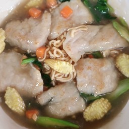 ราดหน้าหมูหมักนุ่ม เส้นมาม่า