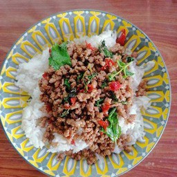 กระเพราหมูสับเป็นกับข้าว