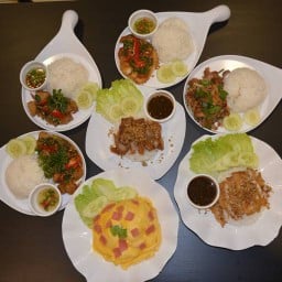 ข้าวไก่ทอด - หมูทอด กระเพรากรอบ แบริ่ง48