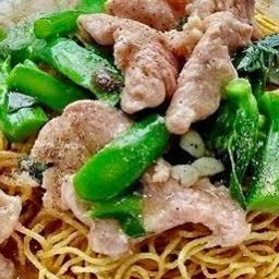 ราดหน้าหมี่กรอบ