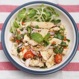 ข้าวยำไก่แซ่บราดข้าว